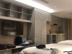 门口的料理台和储物空间极大的电视墙-曙光薇酒店(南京夫子庙老门东店)