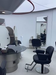 -一家只做男发烫染的店
