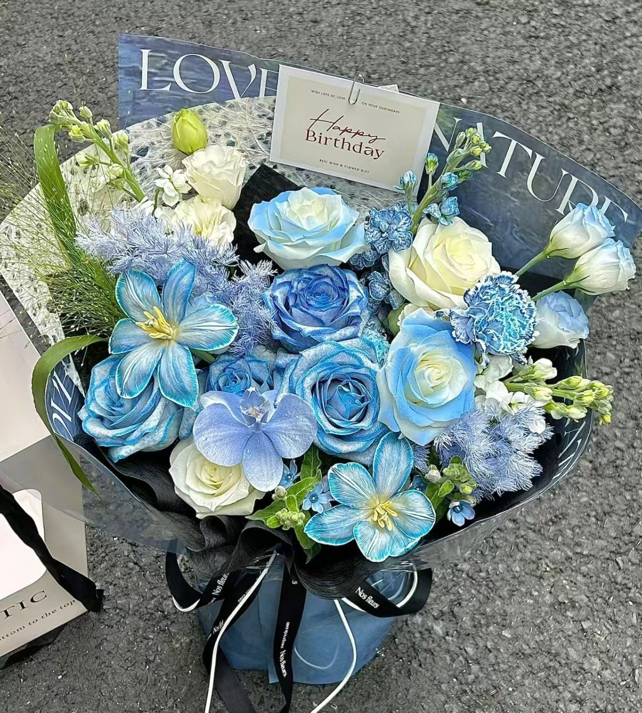 吸色玫瑰花有一种独一无二的美,吸时间长短会决定它颜色深浅