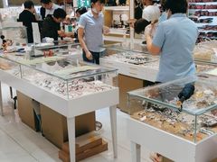-美式眼镜·授权蔡司.依视路.尼康.豪雅.明月(人民广场店)