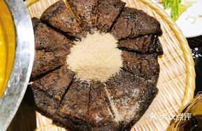 Black Glutinous Rice Dumpling with Bean Flour