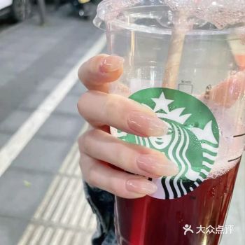 因为工作原因没法做很复杂的美甲，就先简单涂个裸色