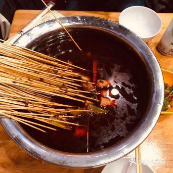 夏天那么热，当然要吹着空调吃了冷锅串串