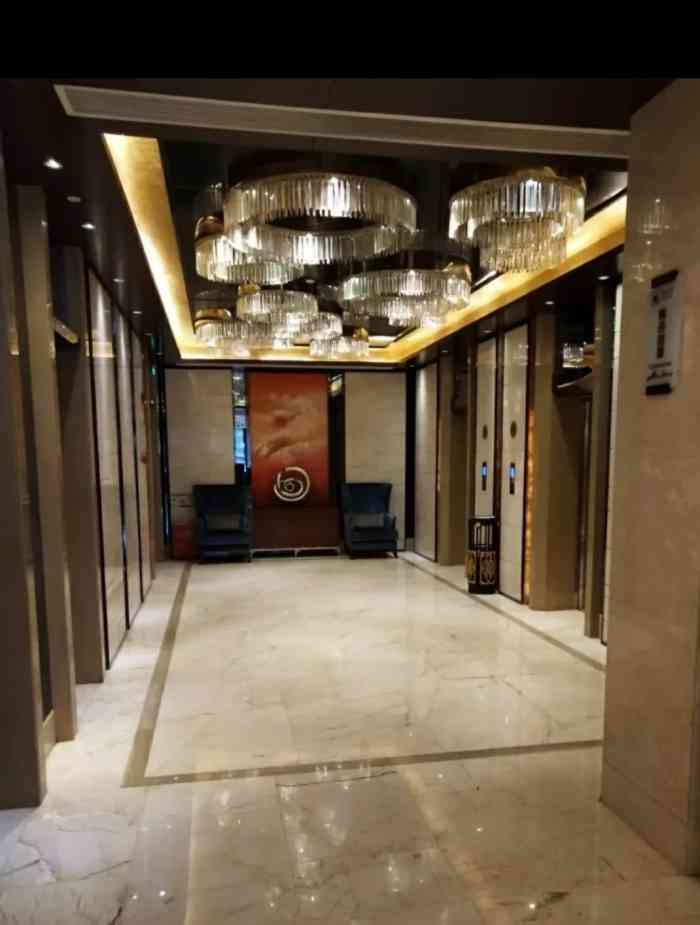 绵竹岷山饭店-"位置在城边,所以比较偏,但是主干道所以交.