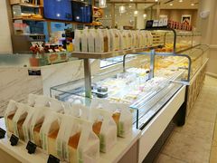 面包甜点陈列柜-面包新语(龙湖·西宸天街店)