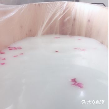 美白牛奶浴泡澡的十大好处： 1、出汗、排毒