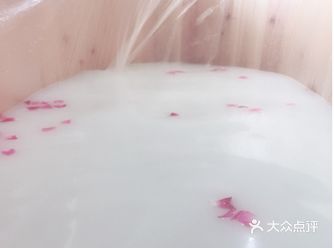 美白牛奶浴泡澡的十大好处： 1、出汗、排毒