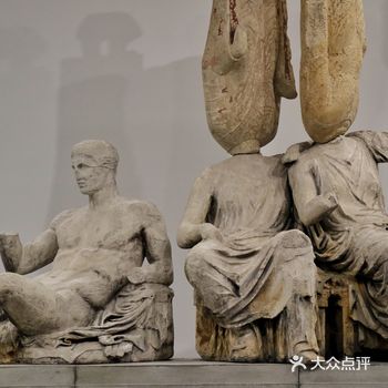 GUCCI X MAURIZIO 艺术家此在