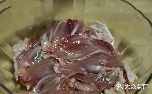 是由鸡腿和料汁做出来的！