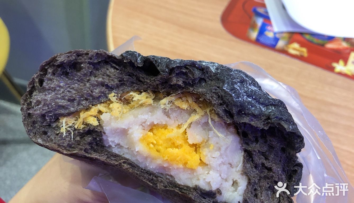 里面超大块蛋黄，芋泥混合着肉松