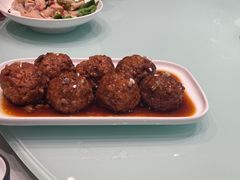 鸭蛋黄狮子头-梅飞酒家(名辉豪庭店)