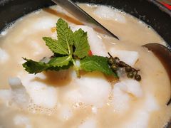 酸汤嫩鱼片-小大董·烤鸭(凤凰汇店)