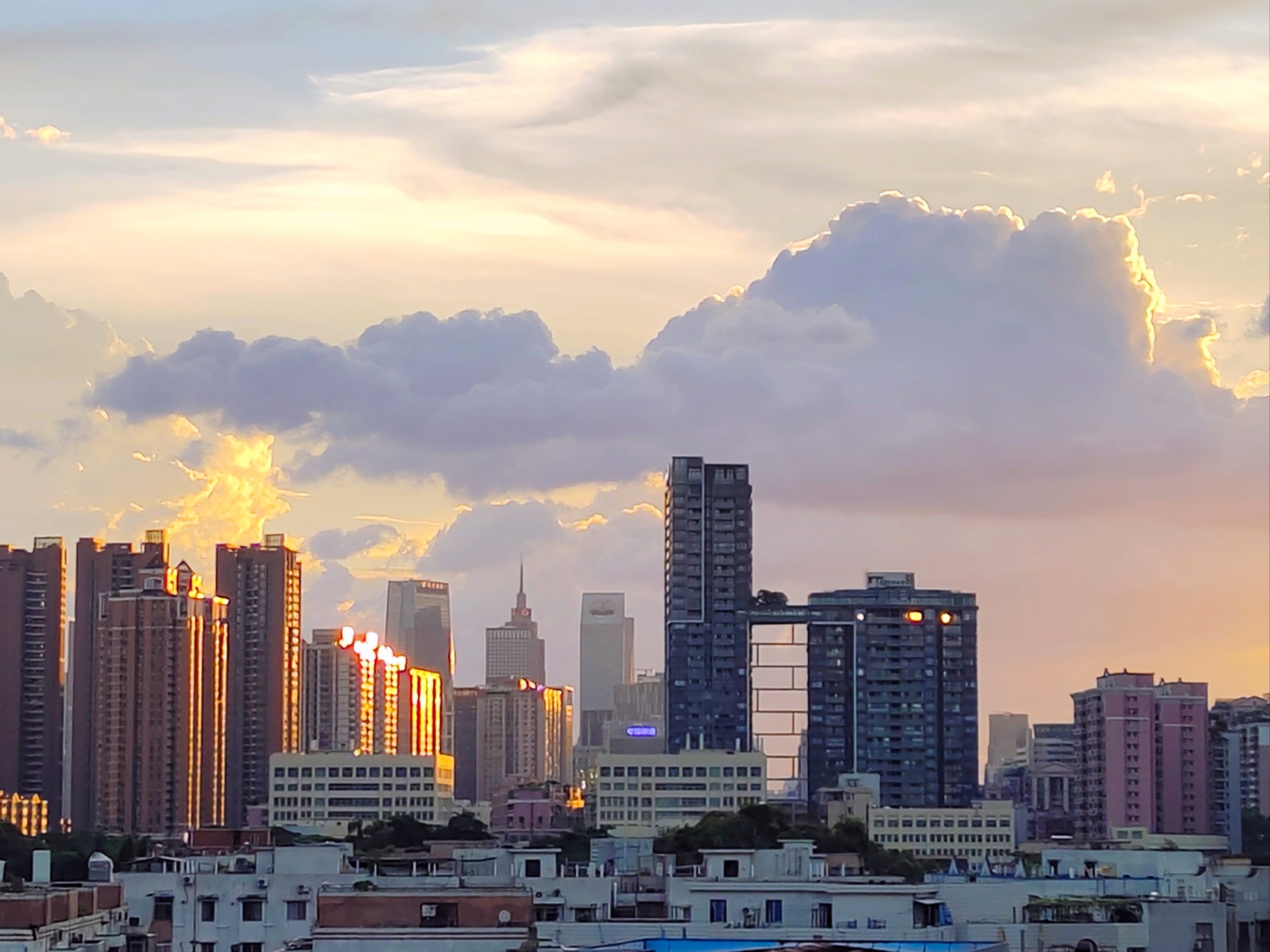 城市里的黄昏美景