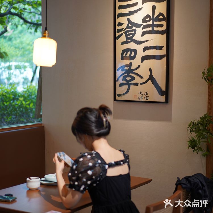 杭州新店 小河直街的独栋中式文艺小酒馆  