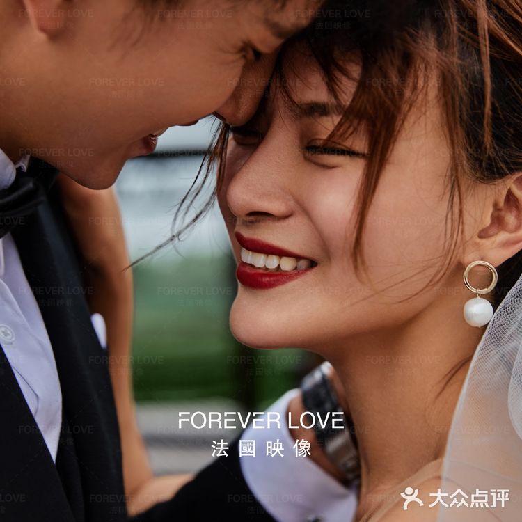 从美学和概念上探索了舞台摄影和纪实摄影之间的界限