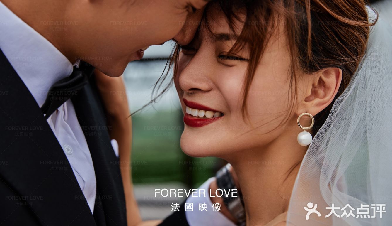 从美学和概念上探索了舞台摄影和纪实摄影之间的界限