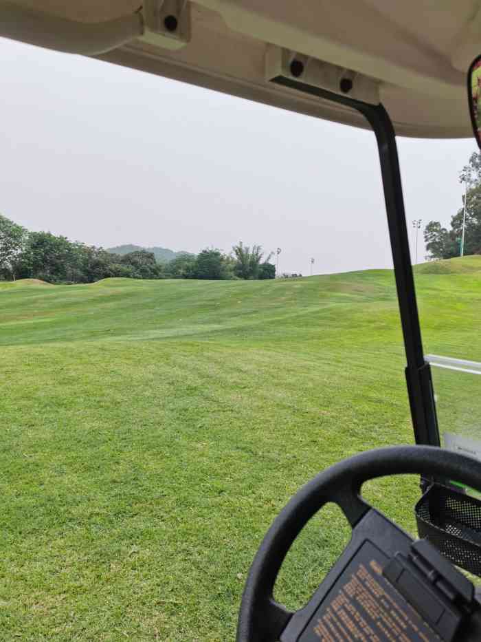 麓湖高尔夫球俱乐部-"老师非常亲切耐心,仔细教会学生们每个动作.