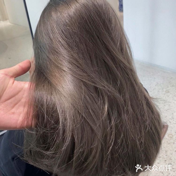 不挑肤色的显白发色 冷棕灰色 显白又温柔 显白发色 不用漂发