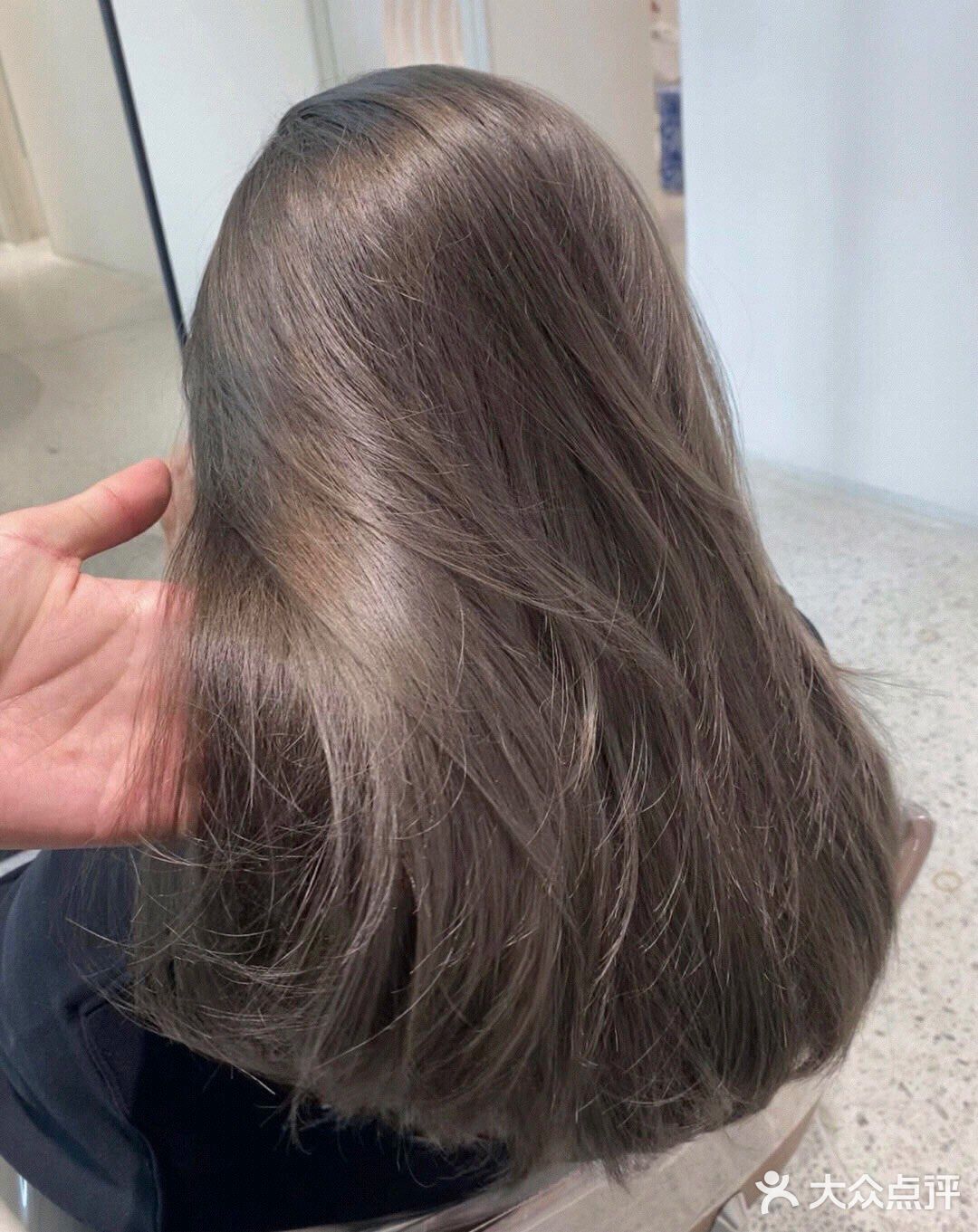 不挑肤色的显白发色 冷棕灰色 显白又温柔 显白发色 不用漂发