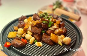 Stone Pot Sautéed Black Pepper Beef Cubes