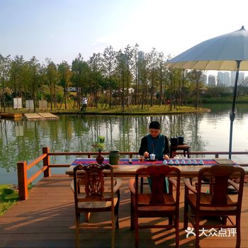 往里走,靠湖边有子非餐厅