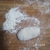擀开后抹上芝麻酱，撒上盐