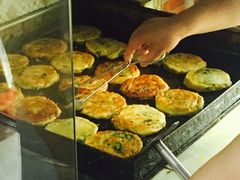 葱油饼-广慈小吃铺沪味佳饭堂