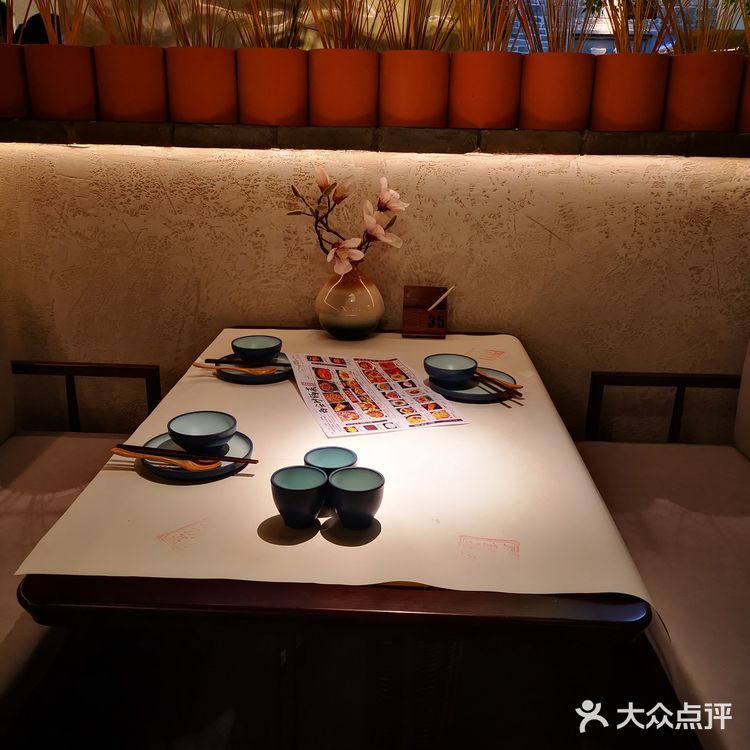 门口大叔招呼着来往的顾客，周末生意非常火爆