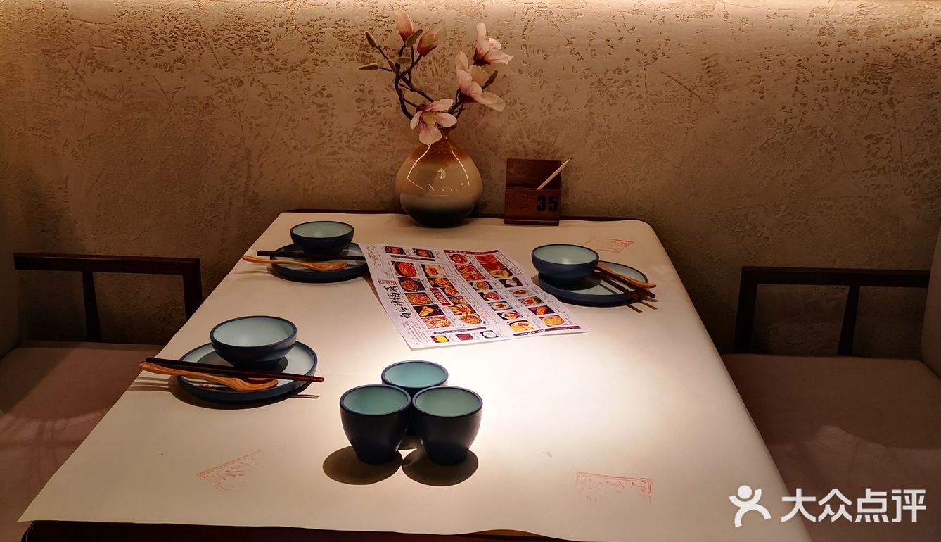 门口大叔招呼着来往的顾客，周末生意非常火爆