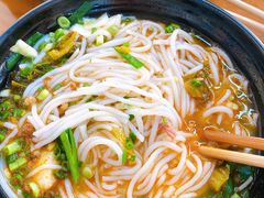 -鸿浩扒猪脚米线