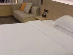 -欧辰国际酒店(重庆欢乐谷轻轨站店)