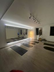 -闺蜜瑜伽·普拉提女性塑形馆