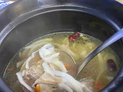 椰子鸡汤-范饭椰林川湘味海鲜·椰子鸡(三亚湾椰梦长廊店)