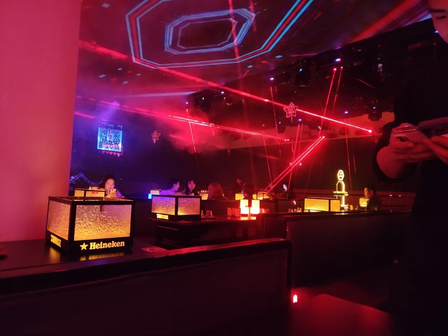 夜店狂欢不思归