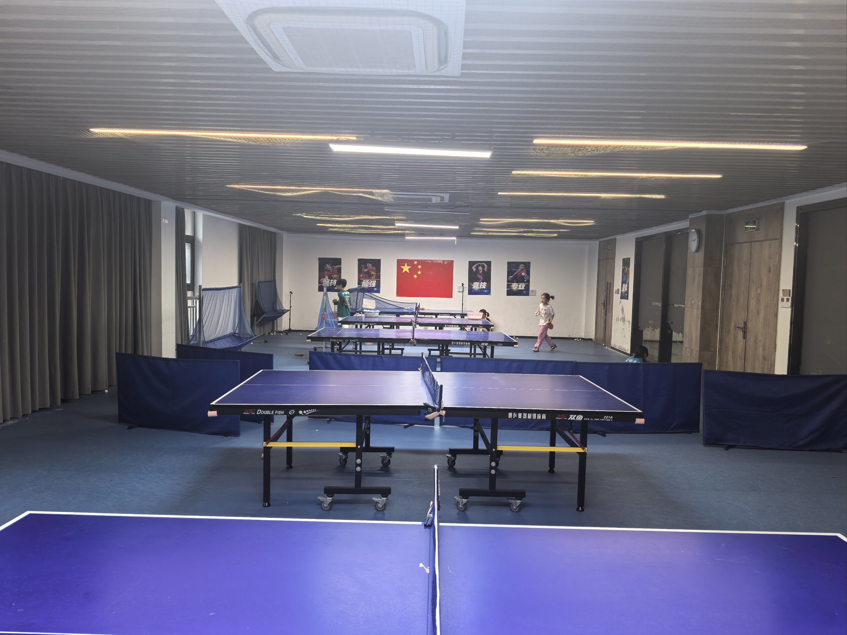 星桥文体中心的乒乓球馆,经常举行小朋友的公益课程,教练也蛮好的