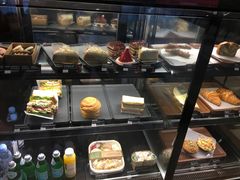 面包甜点陈列柜-星巴克(深圳龙华和平里店)