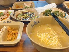 -亮亮面馆(经六路店)