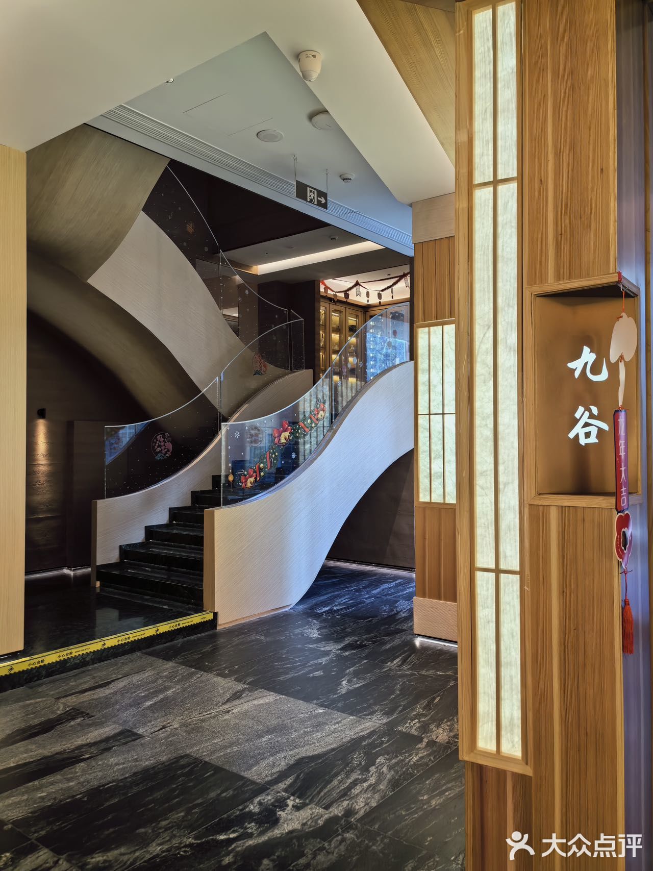 ✨杭州美食探索👉暖呼呼的海鲜火锅🍲，一起吃起来呀～