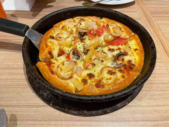 必胜客(西三旗欢乐店)-"来品尝新出的黑披萨,烤肉口味,类似于原来.