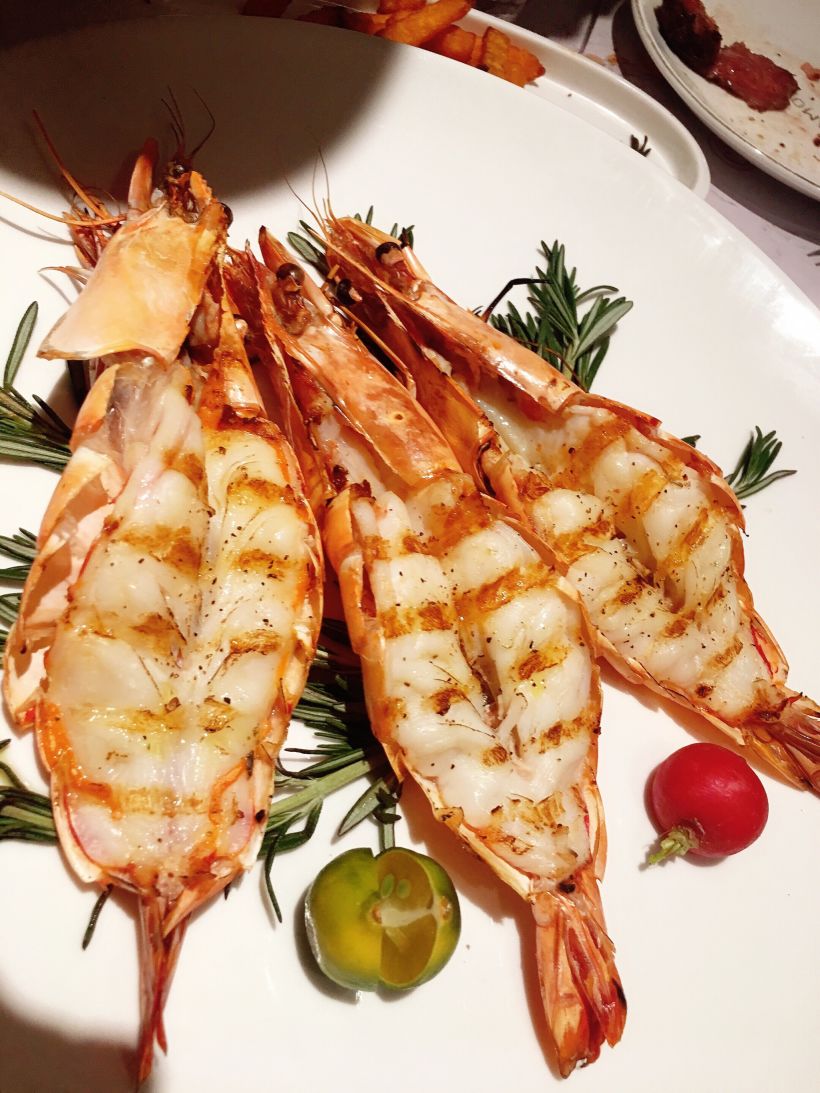 「烤虎头虾」一只虾的长度都跟我手掌差不多,挤上点金桔的汁液,超好吃