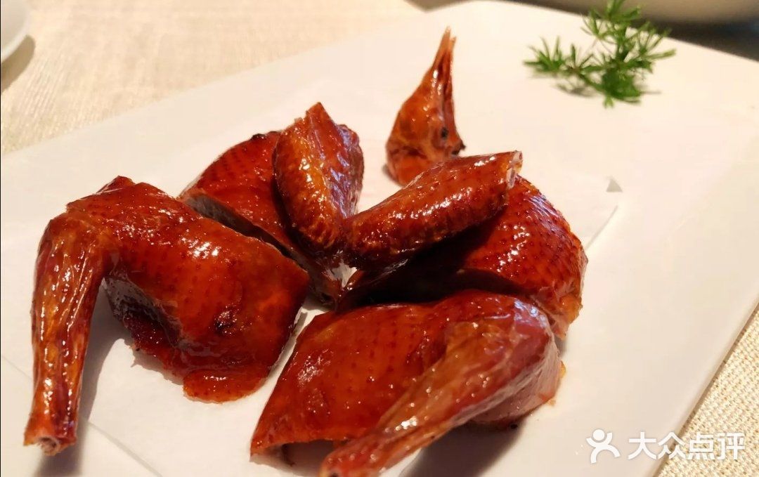新荣记(BFC外滩金融中心店)脆皮乳鸽图片