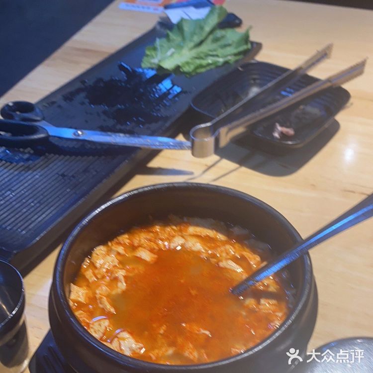 没有油烟，老板很好，灯光也很温柔，哈哈哈，性价比高