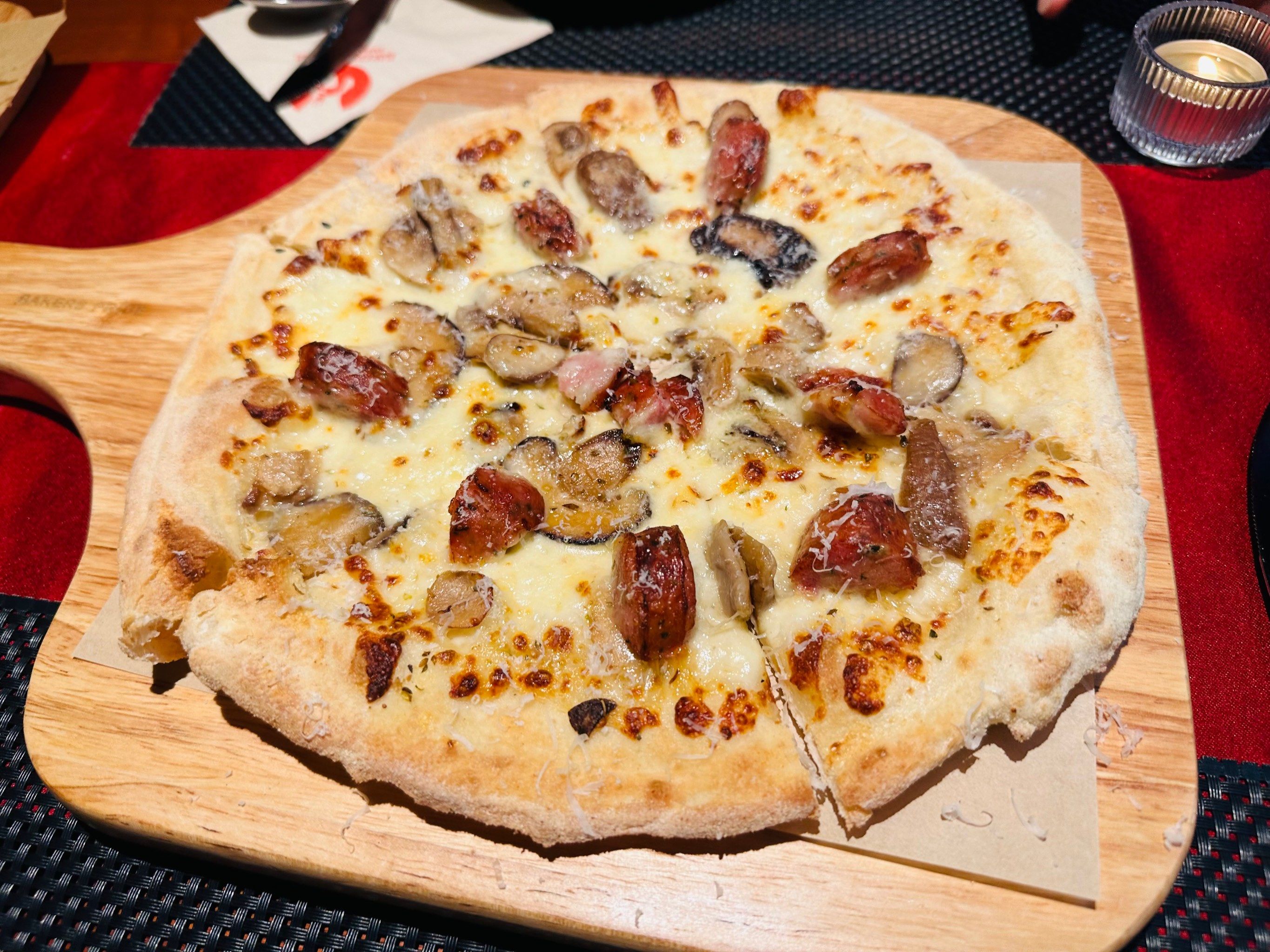 新出的奶油芝士牛肝菌香肠披萨93很好吃