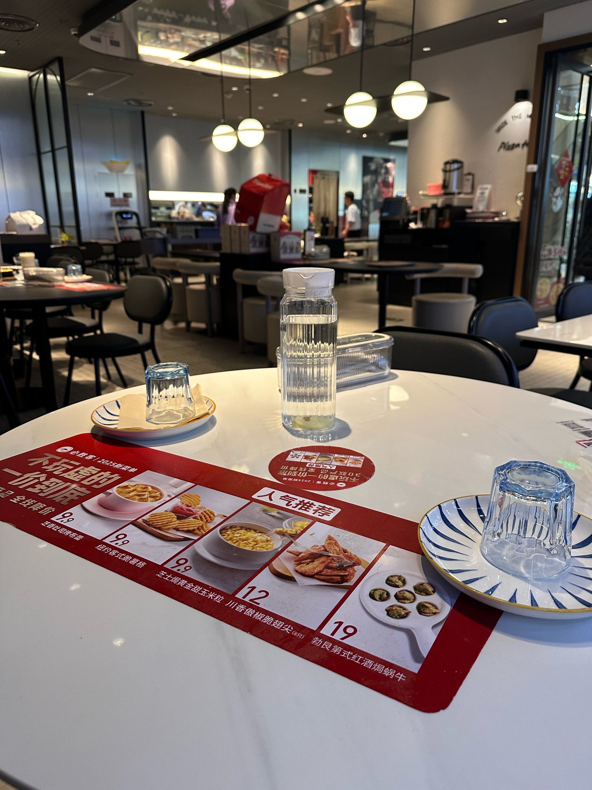 在店员的指引下,坐在了角落的沙发,桌面上有扫码点餐,但是说实话是我