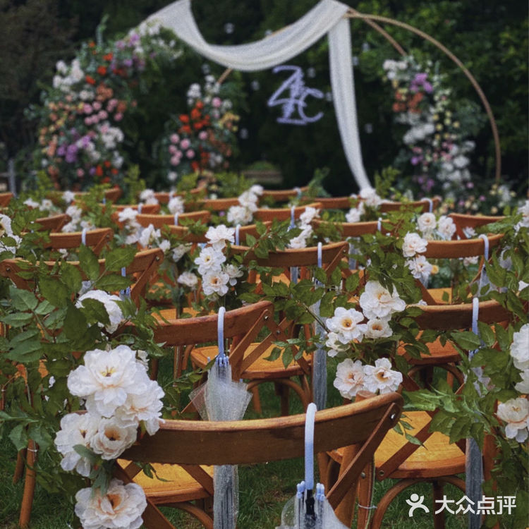 一字肩缎面婚纱和户外婚礼简直是绝配！