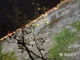微雨的夜晚，走在古色古香的城墙下，整个人分外放松