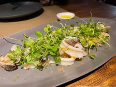温海鲜色拉配牛油果-Carbon莫卡哆·意大利复古集市餐厅(杭州大厦店)