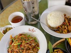 酸菜猪肉盖饭-啰啰冰屋(景洪总店)