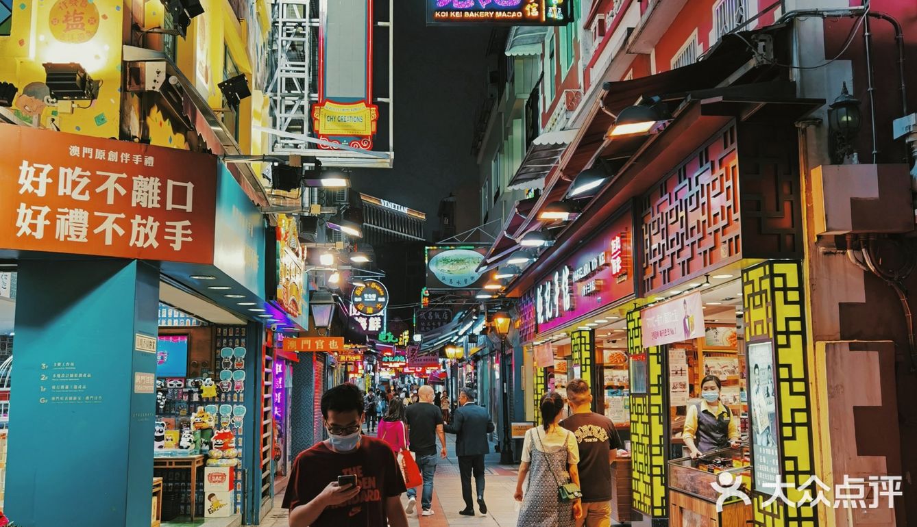 像是走进了港片里的场景！澳门这里夜景太惊艳