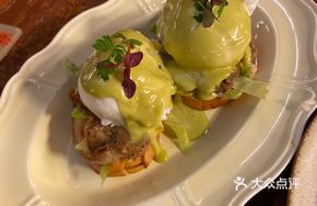 Smoked Salmon Creamy Spinach Benedict Egg